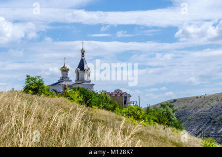 Orhei Orheiul Vechi (Alten) Republik Moldau. 14. Jahrhundert orthodoxe Kloster am Hang, umgeben von Bäumen, gegen Sommer Wolken Stockfoto