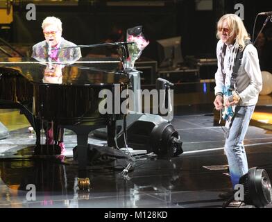 Elton John und Davey Johnston Madison Square Garden NY 12/4/2013 Foto Michael Brito Stockfoto