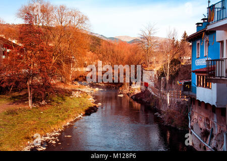 Ein Blick auf die Ter Fluss durch Ripoll, in Katalonien, Spanien Stockfoto