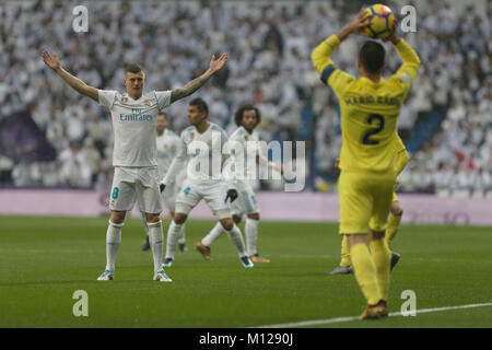 MADRID, Spanien. Januar 13, 2018 - Mario Kaspar mit den Ball in seine Hände vor Toni Kroos. Real Madrid hatte viele Chancen, konnte aber nichts finden Stockfoto