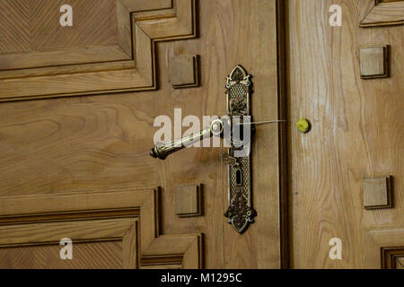 Gebrochene Wachssiegel auf hölzernen Tür Stockfoto