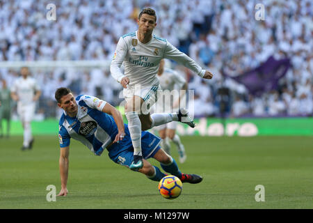 MADRID, Spanien. Januar 21, 2018 - Cristiano Ronaldo mit dem Ball springt über Fabian Schar. Doppelte für Cristiano Ronaldo, Ballen und Nacho, neben Mo Stockfoto