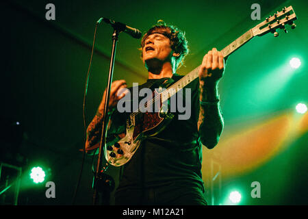 Der amerikanische Sänger und Musiker John Dwyer von der noise rock Band dir Oh sieht, ist hier dargestellt, live auf der Bühne auf Off Festival. Polen 2013. Stockfoto