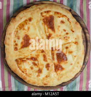 Traditionelle georgische Khachapuri Brot- und Kolkh khachapuri auf dem Tisch. Hausgemachte backen. Stockfoto