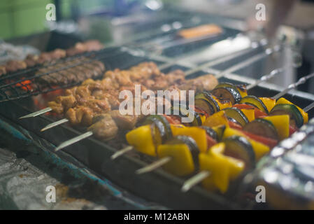 Marinierte Schaschlik vorbereiten auf ein Barbecue-Grill auf Holzkohle. Schaschlik oder Schaschlik in Osteuropa beliebt. Schaschlik aufgespießt Fleisch wurde ursprünglich Stockfoto