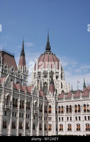 Ungarisches Parlament in Pest, neben der Donau. Budapest, Ungarn Stockfoto