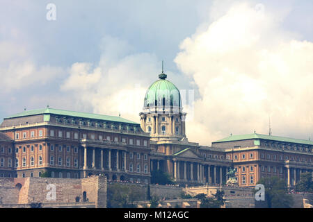 Széchenyi Bibliothek in Buda. Große alte historische Gebäude. Budapest, Ungarn Stockfoto