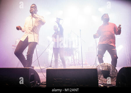 Der schottische Hip Hop und Pop Gruppe junge Väter führt ein Live Konzert in der polnischen Musik Festival Off Festival 2015 in Kattowitz. Die Gruppe besteht aus den drei Sänger/rapper Alloysious Massaquoi, Kayus Bankole und "G" Hastings. Polen, 07/08 2015. Stockfoto