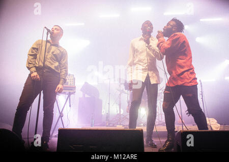 Der schottische Hip Hop und Pop Gruppe junge Väter führt ein Live Konzert in der polnischen Musik Festival Off Festival 2015 in Kattowitz. Die Gruppe besteht aus den drei Sänger/rapper Alloysious Massaquoi, Kayus Bankole und "G" Hastings. Polen, 07/08 2015. Stockfoto