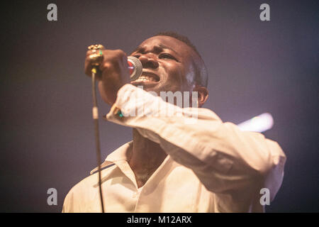 Der schottische Hip Hop und Pop Gruppe junge Väter führt ein Live Konzert in der polnischen Musik Festival Off Festival 2015 in Kattowitz. Die Gruppe besteht aus den drei Sänger/rapper Alloysious Massaquoi, Kayus Bankole und "G" Hastings. Polen, 07/08 2015. Stockfoto