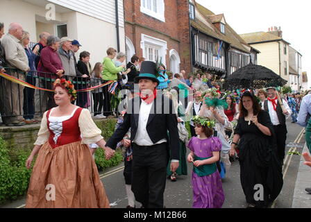 Die Parade durch die Altstadt bei der jährlichen Jack Im Grünen Festival bei Hastings in East Sussex, England am 5. Mai 2009. Stockfoto