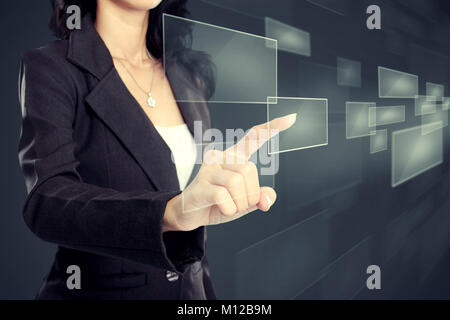 Business woman Drücken virtuelle Materialart von Schaltflächen Stockfoto