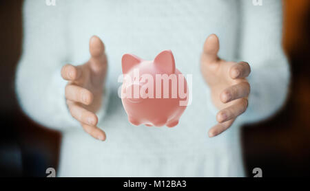 Sparschwein auf Händen, Business oder Geld sparen Stockfoto