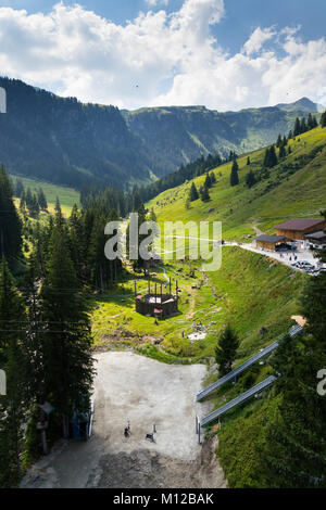 HINTERGLEMM, Österreich - 10 August: Hohe Seilpark mit Baum - top walk in Saalbach-Hinterglemm Tal am 10. August 2015 in Hinterglemm Stockfoto