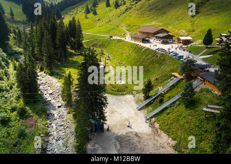 HINTERGLEMM, Österreich - 10 August: Hohe Seilpark mit Baum - top walk in Saalbach-Hinterglemm Tal am 10. August 2015 in Hinterglemm Stockfoto