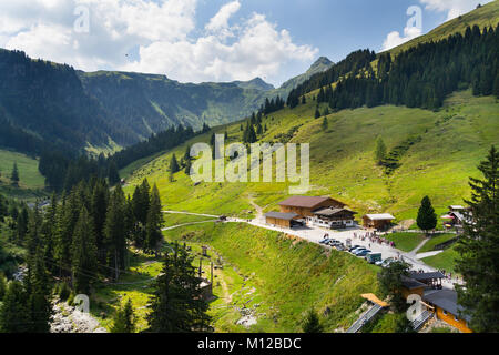 HINTERGLEMM, Österreich - 10 August: Hohe Seilpark mit Baum - top walk in Saalbach-Hinterglemm Tal am 10. August 2015 in Hinterglemm Stockfoto