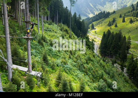 HINTERGLEMM, Österreich - 10 August: Hohe Seilpark mit Baum - top walk in Saalbach-Hinterglemm Tal am 10. August 2015 in Hinterglemm Stockfoto