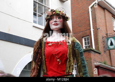 Pageant Riesen sind durch die Altstadt während der jährlichen Jack Im Grünen Festival bei Hastings in East Sussex, England vorgeführt am 5. Mai 2009. Stockfoto