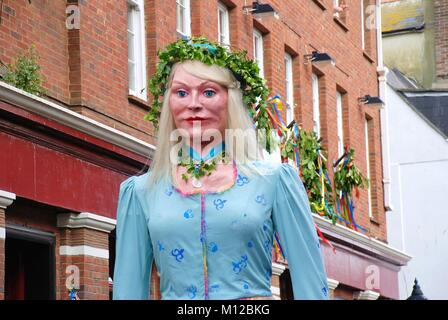 Pageant Riesen sind durch die Altstadt während der jährlichen Jack Im Grünen Festival bei Hastings in East Sussex, England vorgeführt am 5. Mai 2009. Stockfoto