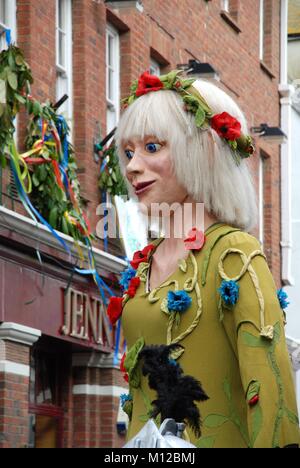 Pageant Riesen sind durch die Altstadt während der jährlichen Jack Im Grünen Festival bei Hastings in East Sussex, England vorgeführt am 5. Mai 2009. Stockfoto