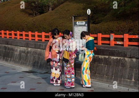 23.12.2017, Kyoto, Japan, Asien - drei junge Frauen, die einer traditionellen Kimono stehen am Straßenrand vor Maruyama Park gesehen. Stockfoto