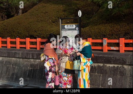 23.12.2017, Kyoto, Japan, Asien - drei junge Frauen, die einer traditionellen Kimono stehen am Straßenrand vor Maruyama Park gesehen. Stockfoto