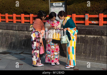 23.12.2017, Kyoto, Japan, Asien - drei junge Frauen, die einer traditionellen Kimono stehen am Straßenrand vor Maruyama Park gesehen. Stockfoto