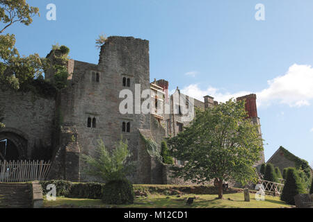 Die Vorderseite der Hay Castle, eine mittelalterliche Festung und ein Herrenhaus aus dem 17. Jahrhundert in Hay-on-Wye, Powys, Wales. Stockfoto