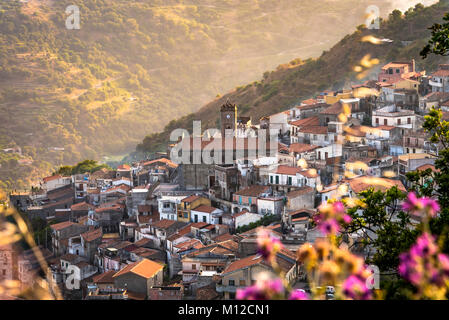 Casalvecchio Siculo - einem kleinen sizilianischen Dorf auf einem Hügel in der Provinz Messina gelegen Stockfoto