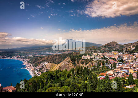 Ein Blick auf Taormina und den Ätna Stockfoto