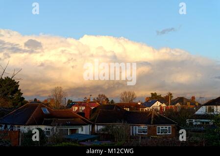 Dramatische winter Wolken über suburbanen Landschaft bei Sonnenuntergang Stockfoto