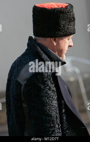Mailand - Januar 14: Mann mit schwarzem Mantel und Hut vor MSGM fashion show, Mailand Fashion Week street style am 14. Januar 2018 in Mailand. Stockfoto