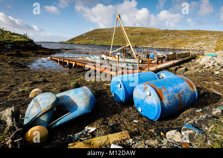 Rückstände von der Fischzucht industrie an Shoreline in Shetland Stockfoto