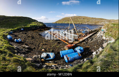 Rückstände von der Fischzucht industrie an Shoreline in Shetland Stockfoto