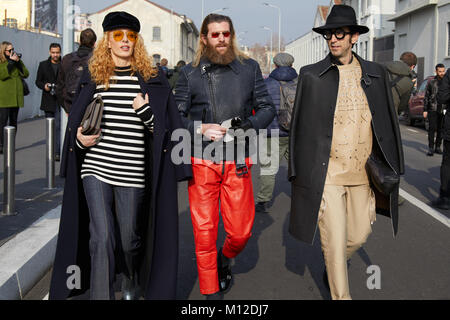 Mailand - Januar 14: Gäste mit rot und beige Hose wandern bevor Dsquared2 fashion show, Mailand Fashion Week street style am 14. Januar 2018 in Stockfoto