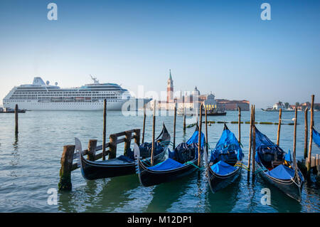 Kreuzfahrtschiff in Venedig, Italien Stockfoto