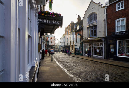 In der bailgate Lincoln Cathedral Quarter bergab in Richtung steilen Hügel suchen Stockfoto