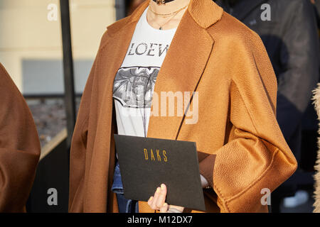 Mailand - Januar 14: Frau mit weißen Loewe Shirt und braunen Fell vor der Daks-fashion show, Mailand Fashion Week street style am 14. Januar 2018 in Mailand Stockfoto