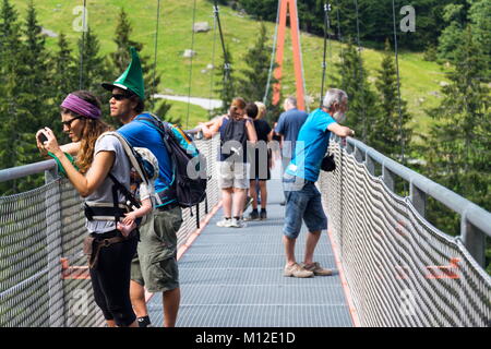 HINTERGLEMM, Österreich - 10 August: Menschen auf Alpine Golden Gate Suspension Bridge in Saalbach-Hinterglemm Tal, Alpen am 10. August 2015 Stockfoto