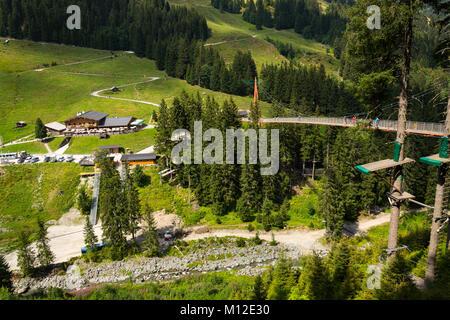 HINTERGLEMM, Österreich - 10 August: Menschen auf Alpine Golden Gate Suspension Bridge in Saalbach-Hinterglemm Tal, Alpen am 10. August 2015 Stockfoto