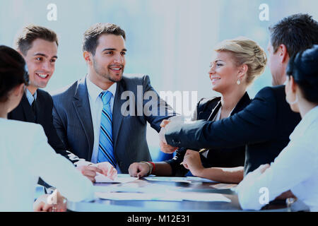 Zwei Kollegen die Hände schütteln während der Konferenz. Stockfoto