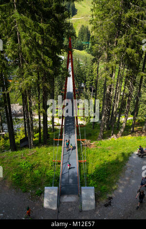 HINTERGLEMM, Österreich - 10 August: Menschen auf Alpine Golden Gate Suspension Bridge in Saalbach-Hinterglemm Tal, Alpen am 10. August 2015 Stockfoto