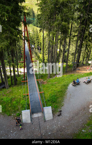 HINTERGLEMM, Österreich - 10 August: Menschen auf Alpine Golden Gate Suspension Bridge in Saalbach-Hinterglemm Tal, Alpen am 10. August 2015 Stockfoto