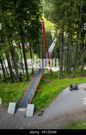 HINTERGLEMM, Österreich - 10 August: Menschen auf Alpine Golden Gate Suspension Bridge in Saalbach-Hinterglemm Tal, Alpen am 10. August 2015 Stockfoto