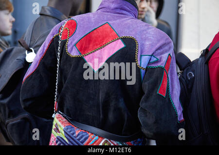 Mailand - Januar 14: Mann mit Violett, Schwarz und Rot Wildleder Jacke vor der Daks-fashion show, Mailand Fashion Week street style am 14. Januar 2018 in Mailand Stockfoto