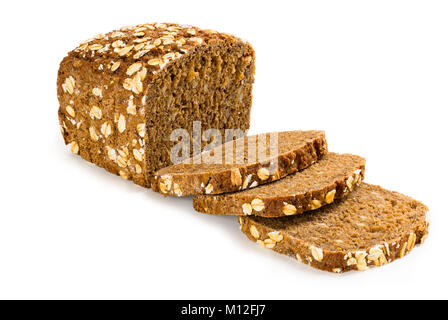 Vollkorn schwarz Brotlaib ans teilweise geschnitten auf weißem Hintergrund, Vorderansicht, Nahaufnahme Stockfoto