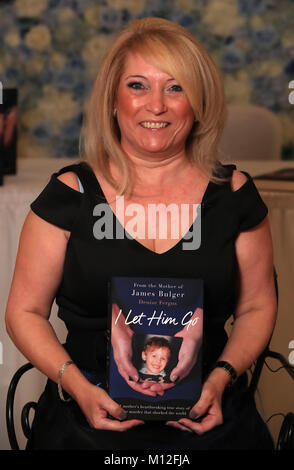 Denise Fergus, die Mutter des ermordeten toddler James Bulger, mit ihrem Buch "ich ihn gehen lassen" während ihrer Einführung in den Suites Hotel in Knowsley, Merserside. Stockfoto