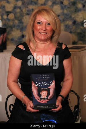 Denise Fergus, die Mutter des ermordeten toddler James Bulger, mit ihrem Buch "ich ihn gehen lassen" während ihrer Einführung in den Suites Hotel in Knowsley, Merserside. Stockfoto