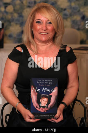 Denise Fergus, die Mutter des ermordeten toddler James Bulger, mit ihrem Buch "ich ihn gehen lassen" während ihrer Einführung in den Suites Hotel in Knowsley, Merserside. Stockfoto