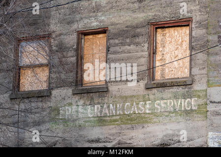 Bis windows bestiegen auf einem alten Gebäude in Rieth, Oregon. Stockfoto